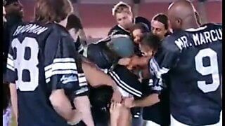Un gang de pom-pom girls se fait baiser par toute une équipe de football