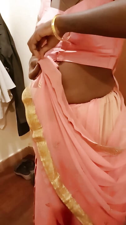 desi tamil patni renu ki bari gand aur choot ko saari men chhera gaya hotal ke baad - vyabhichaari philms! Indianhotwifex