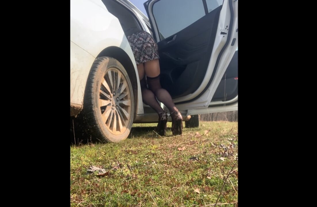 The taxi driver fucked me in a public place