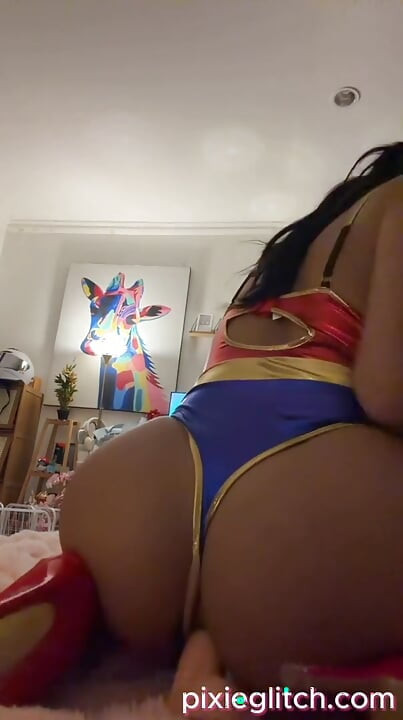 Une cosplayeuse trans asiatique chevauche un gode, lui caresse la bite et mange sa propre éjaculation
