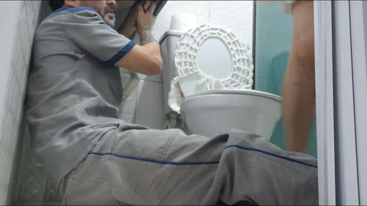 The plumber and the housewife in the bathroom!
