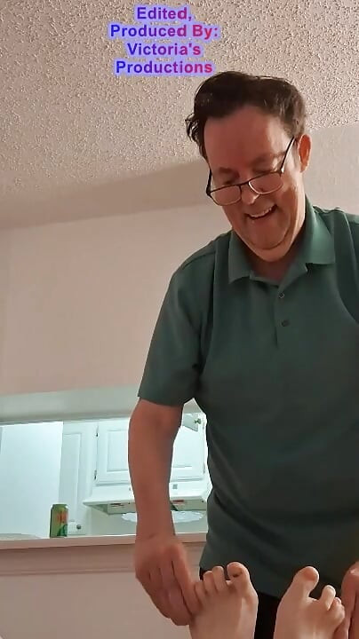 Vicki, infirmière BBW, est bond et se fait chatouiller les pieds, partie 1