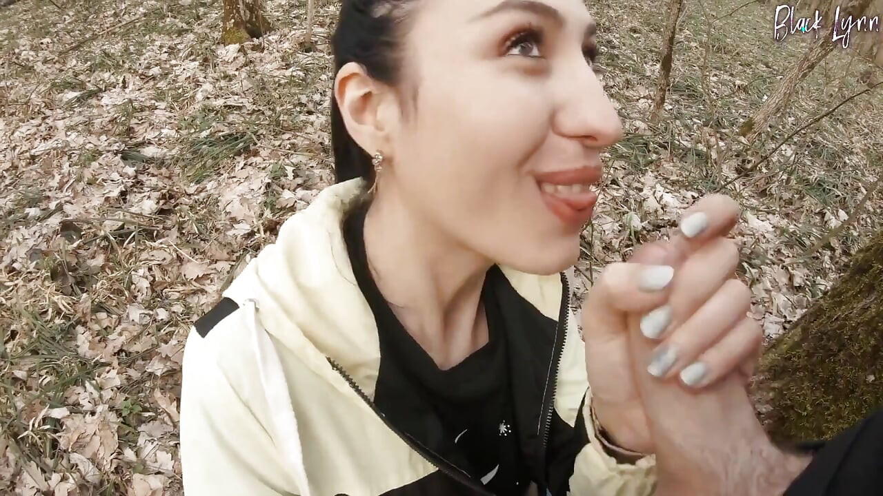 En tur for å plukke snøklokker endte med blowjob midt i skogen - Black Lynn