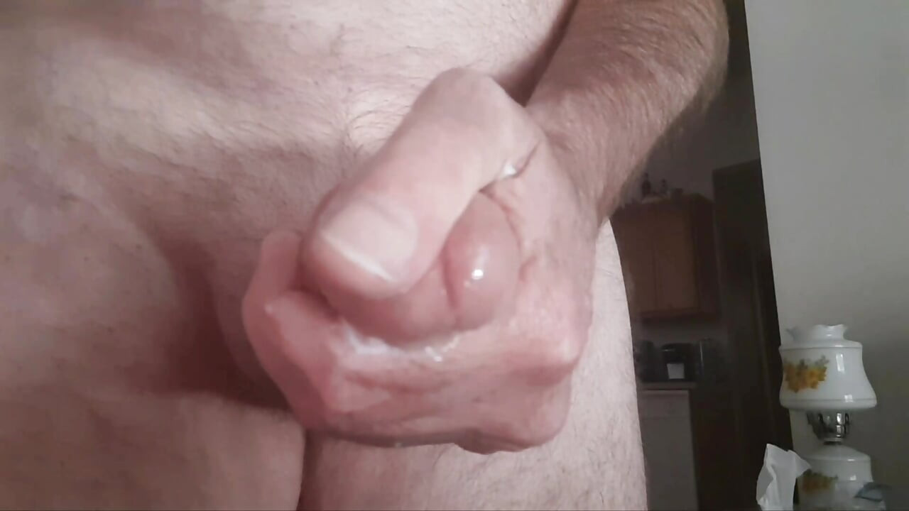 Želim da tvoje usne budu omotane oko mog debelog kurca i progutaju moju spermu