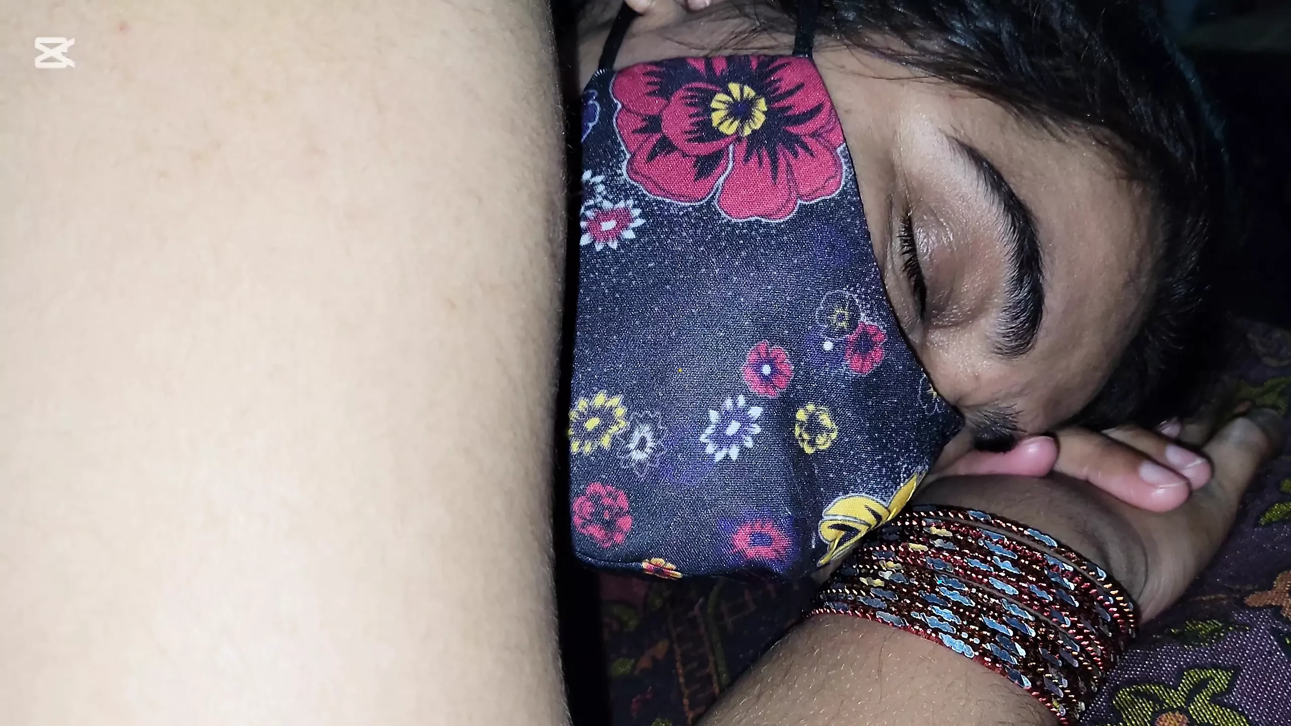 La ragazza indiana viene scopata alla pecorina in modo corretto