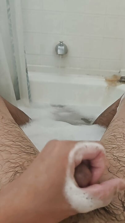 Punheta relaxante no banho: batendo uma na banheira e se sentindo bem