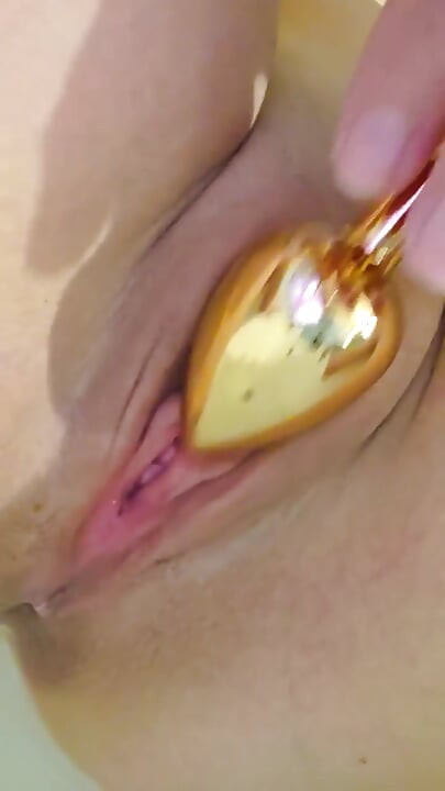 Sexy milf inserta un plug anal en su coño desnudo en la bañera ...