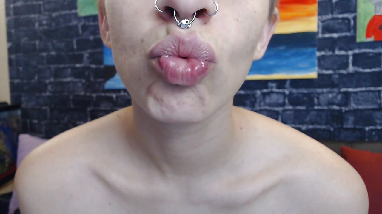 Büyük rujsuz dudaklar