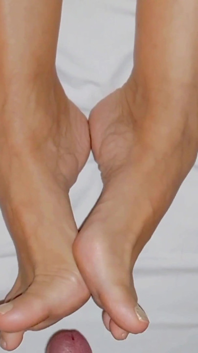 ท่าเท้าเล็กคนสวยของ Selena และการบําเรอเท้า