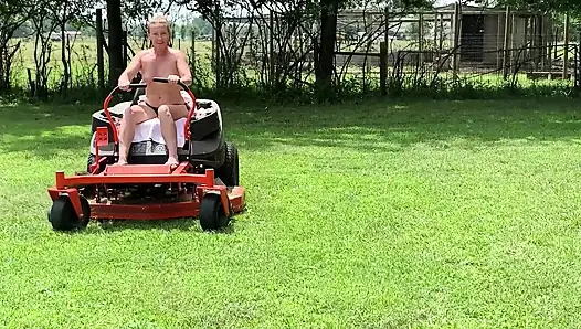 Titten out Rasenmädchen im freien reiten