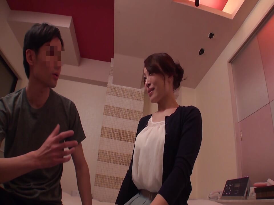 A125G07 Sex with a busty beautiful wife with her affair partner at a love hotel! A beautiful wife with black pantyhose shifts her panties for raw!