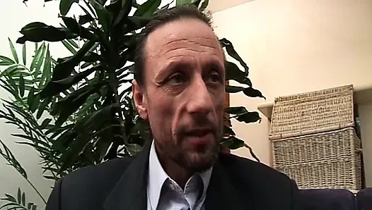 Возбужденная милфа широко растянулась пульсирующей членом в бурном трахе