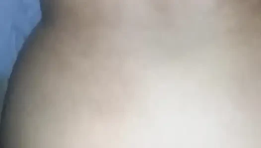 Pará'dan evli kadın, bölüm 2 inliyor ve esmerin amına sertçe vuran sevgilisinin yarağına boşalıyor.