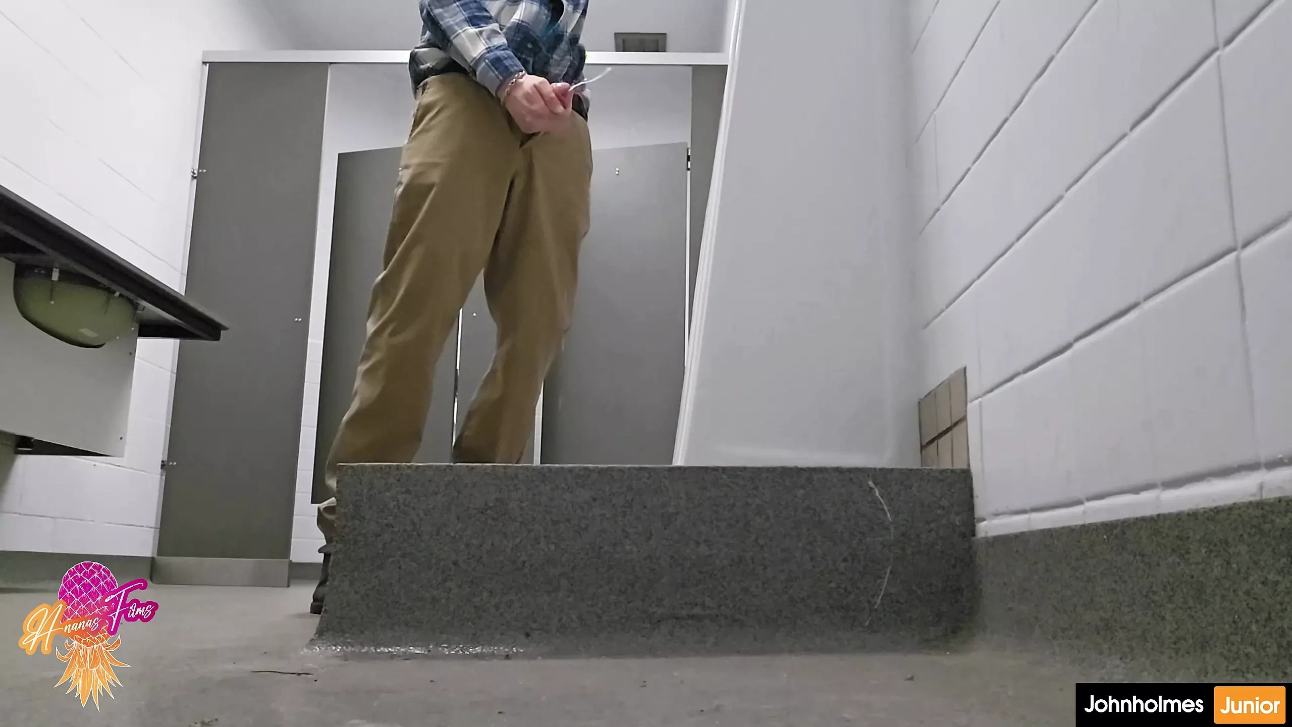 Johnholmesjunior betrapt op het schieten van een enorme lading sperma in een openbaar sportcomplex in Vancouver slow motion