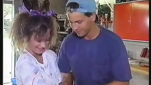 Кудрявая юная блондинка делает минет и трахается в ее тугую задницу