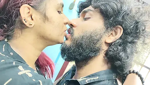 Lip lock panas dengan ciuman lidah