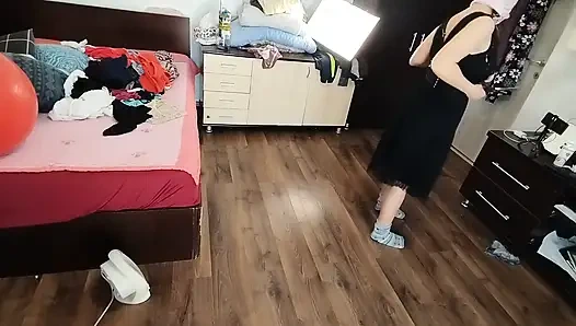 Amatör kadın kıyafetlerini denerken ve keserken eğleniyor.