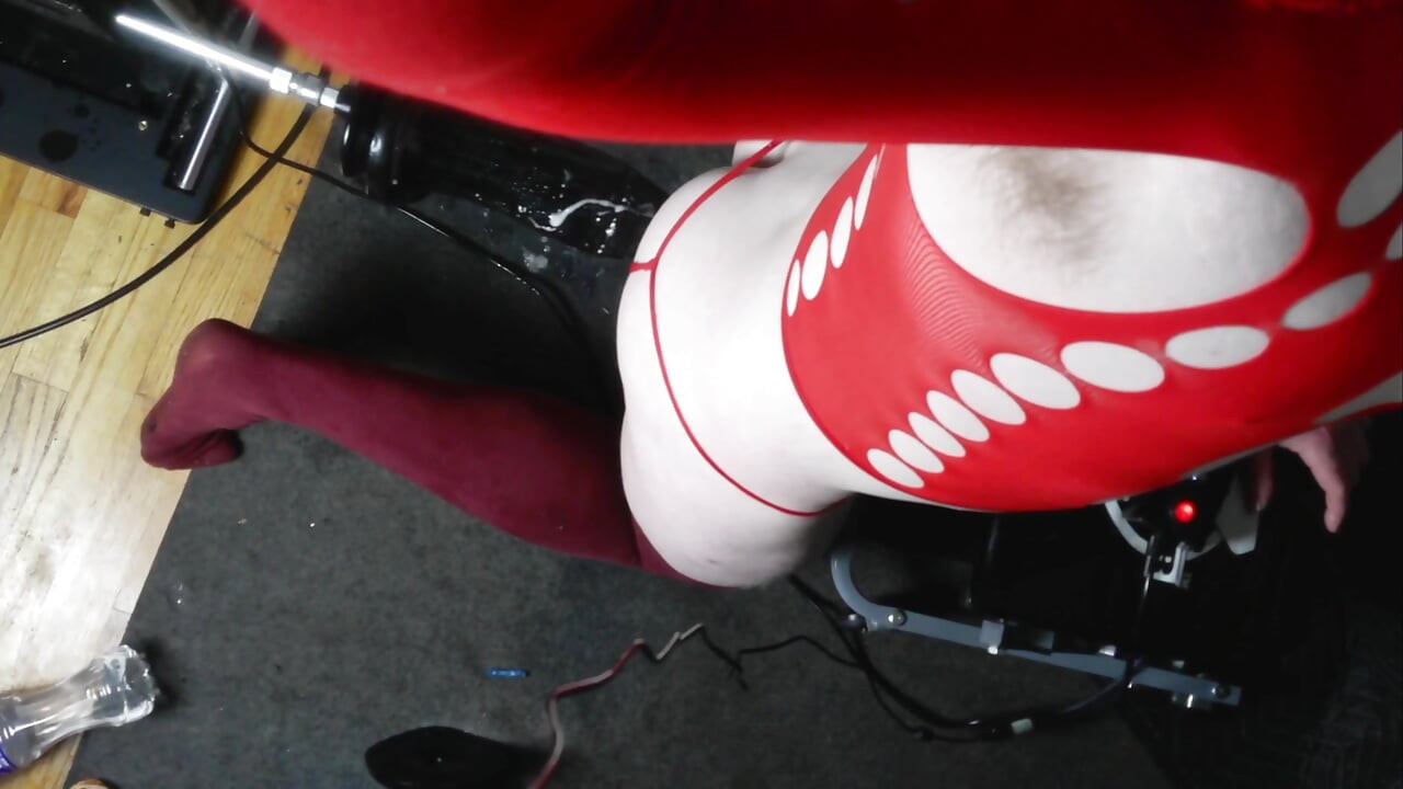 シシーCD フェムボーイが赤い尻で40分間機械に犯される