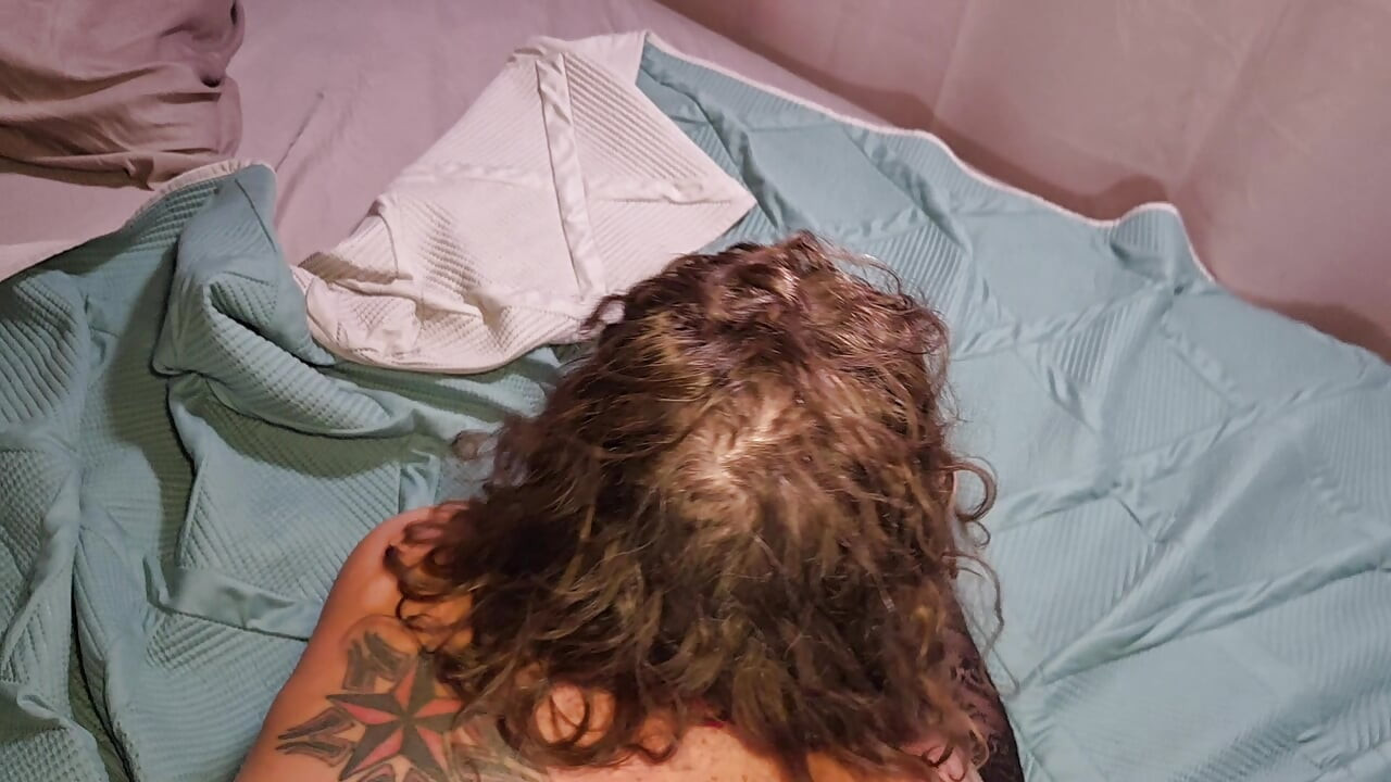 Cette femme mariée amateur pulpeuse aime se faire un peu brutalement après une longue journée