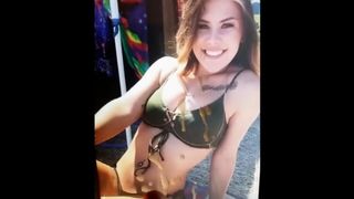 Busty dziewczyna w bikini cum hołd dla Ujor