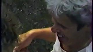 Deutsche Oma mit grauen Haaren von einem Mann im Freien gefickt Teil 1