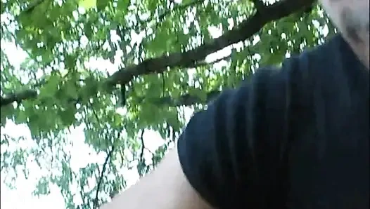 Tante seksi ini lagi asik seks anal sampai kencing di mulutnya