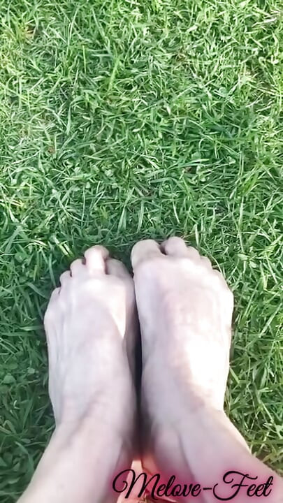 Melove pamer kaki mungilnya di atas rumput hijau