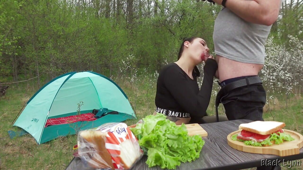 Hungriger fremder liefert seinen schwanz gegen ein Sandwich-Seitenansicht