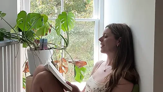 Aku lagi asik baca buku sambil menahan orgasme!