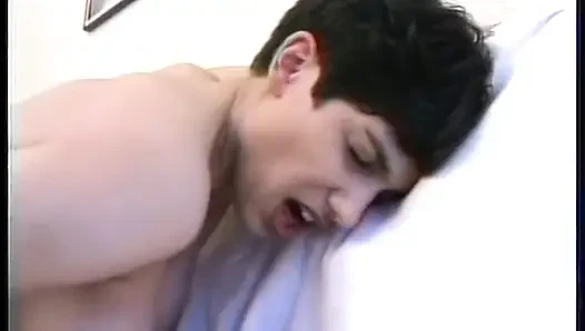 İki seksi esmer birbirlerinin göt deliğini oynuyor
