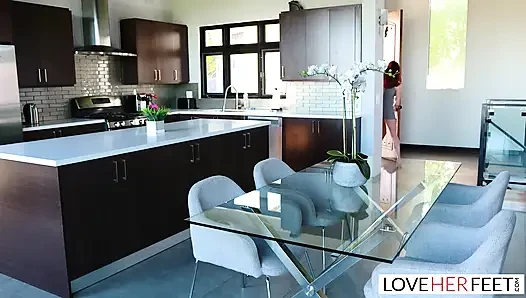 Великолепную рыжую с хорошенькими ступнями жестко трахают
