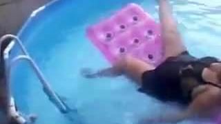 Grubaska macocha spada z tratwy w basenie