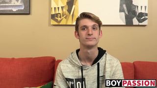 Twink schoonheid Chris Tucker trekt zich hard af na een interview