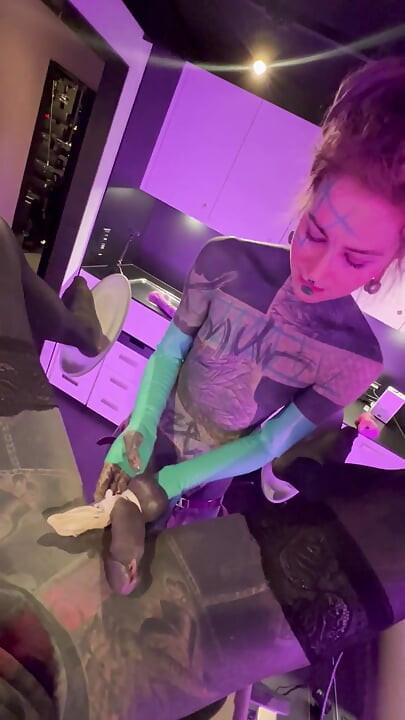 Getatoeëerd meisje pint kont vriendje vast - vastgebonden ballen en diep vingeren