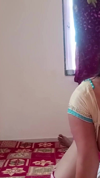 Pemilik toko listrik datang ke rumah Riya Bhabhi untuk meletakkan bohlam ketika Riya Bhabhi meraih penisnya dan mulai... | Klip 2