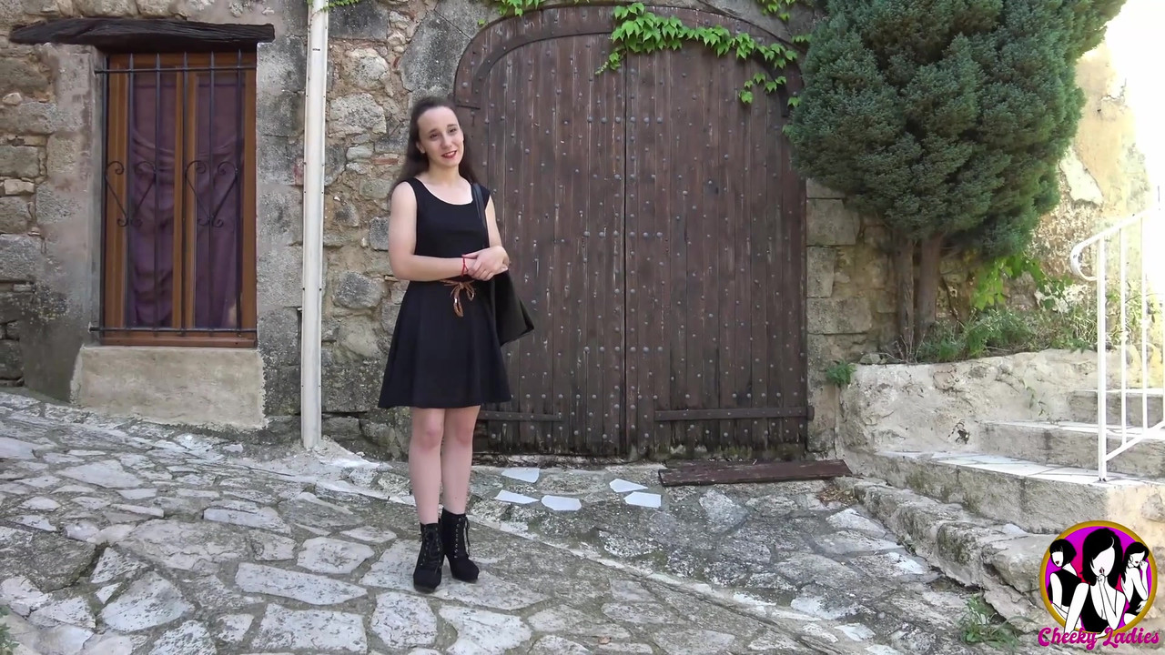 热 amandine 在户外三人行中乱搞