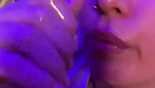 Gemütlicher blowjob zu hause an einem kalten herbstabend