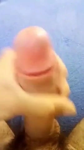Мужик мастурбирует