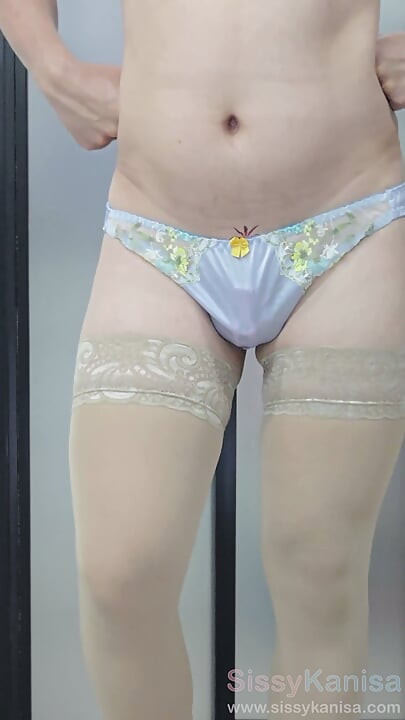 Sissy Kanisa's paskamer: probeer nieuw slipje, lichtblauw in Japanse stijl, gele boog, geel kant