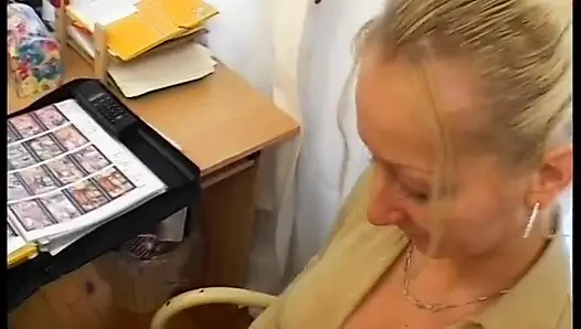 Sarışın orta yaşlı seksi sürtük yarağa biniyor
