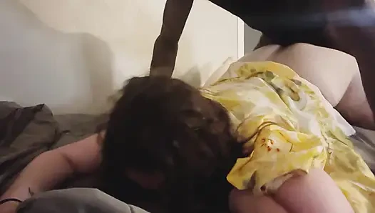Yeni komşusunu mahalleye siyah yarağını şortunun dışına çekerek karşılıyor