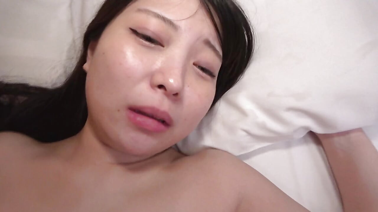 パート1 「彼氏を裏切りたくない…」来月新婚になる小動物系OLこはるさん(26)を言いくるめてタイミング法(中出し)SEX！