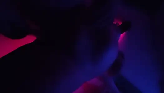 Sert bdsm grup seks. Erkekler zincirlere ve yatağa bağlı kadını sikiyor. grup seks