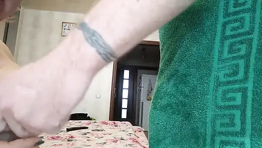 Duş sonrası kaltağı ağzından sikiyorlar ve spermle dolduruyorlar