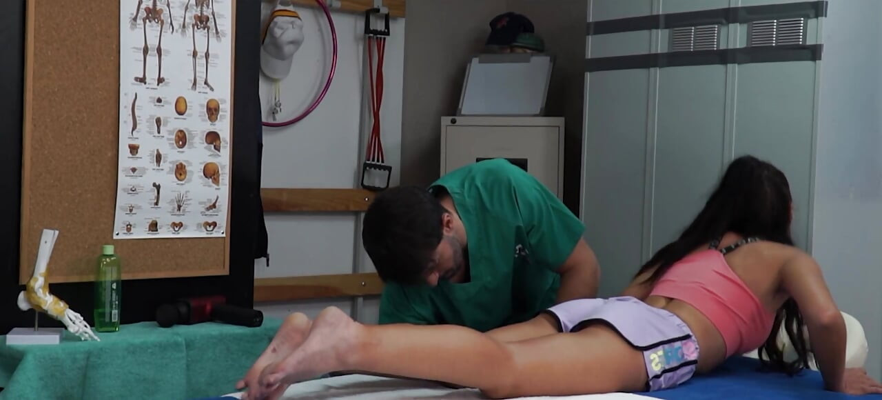 Moj šef je napaljen i jebe me s napojnicom