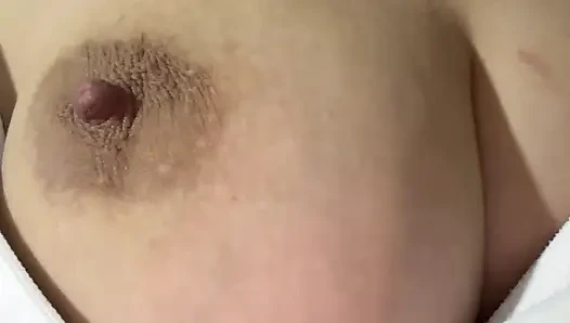 Ibu tiri seksi dengan toket besar memijat mereka dengan nikmat
