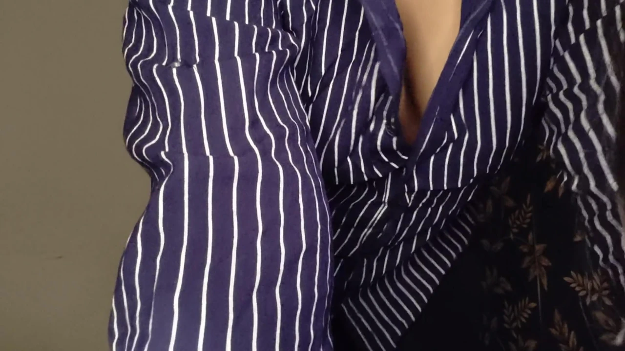 Güzel desi kız porno izleyerek mastürbasyon yaparken kendini tatmin ediyor