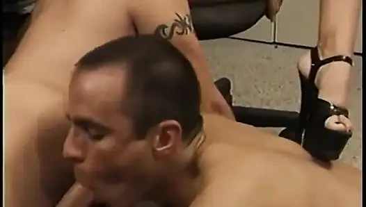 Adam korseli bardak sarışın kadının amını yalarken ikinci adam yarağını emiyor