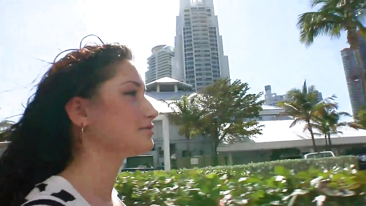 Une brune avec un gros cul prend une bonne bite dans sa chatte