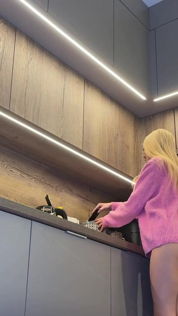 Detik ikonik dari "Teman wanita blonde kurus molek panas berada di dapur mengusik saya dengan tarik merah jambunya"